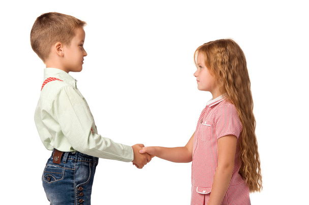 niño y niña estrechando las manos entre sí
 - Foto, imagen