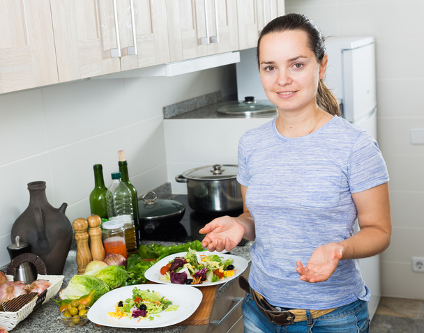 woman cooking salad - Valokuva, kuva