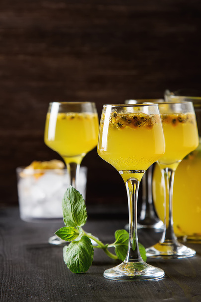 Alcoholic cocktail with fresh passion fruit with mint and ice. D - Zdjęcie, obraz