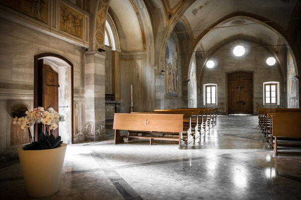 italienischer Kirchenraum - Foto, Bild