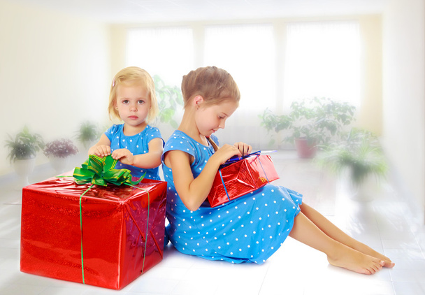 Two sisters with a gift - Foto, Bild