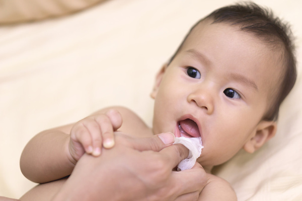 Anne bebek ağzı temizler - Fotoğraf, Görsel