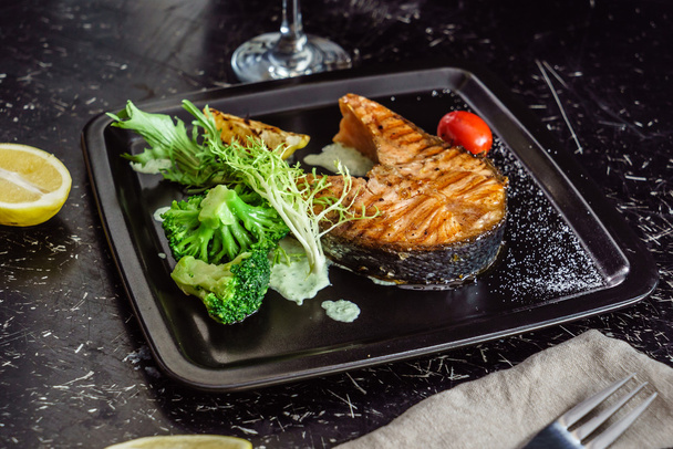 Grilled salmon steak - Foto, Imagem