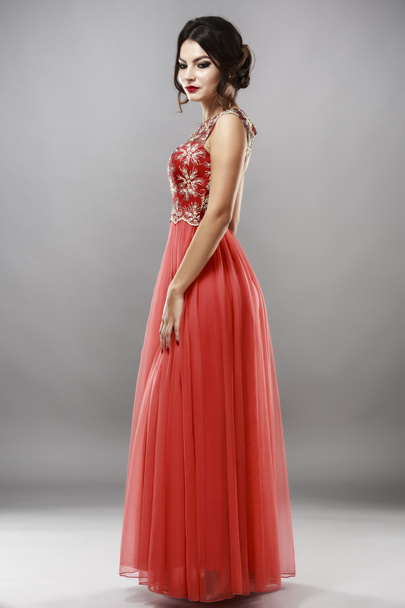 retrato de una hermosa joven vestida de rojo. - Foto, Imagen