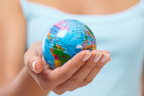 Frauenhand mit Globus - Foto, Bild