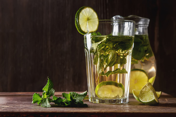 Mint iced tea with lime in the glass. Dark background. - Valokuva, kuva