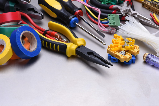 Werkzeuge und Zubehör für Elektroinstallationen - Foto, Bild