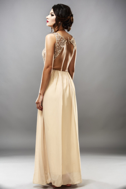 Belleza moda elegante modelo morena en vestido elegante con largo
 - Foto, imagen