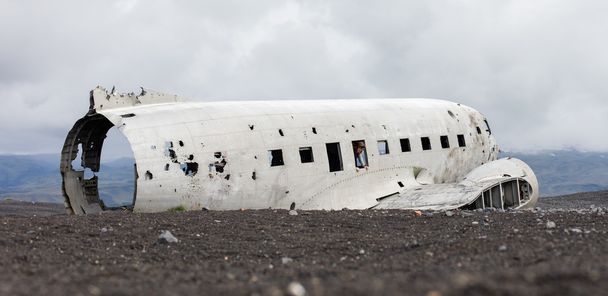 El naufragio abandonado de un avión militar estadounidense en el sur de Islandia
 - Foto, imagen