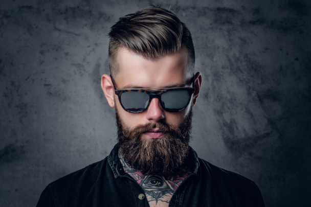 Татуированный хипстер-мужчина в солнечных очках
 - Фото, изображение