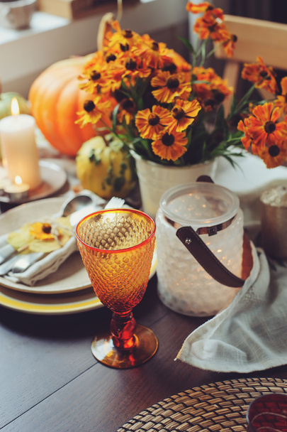 őszi hagyományos szezonális tábla beállítása otthon, a sütőtök, gyertyák és virágok - Fotó, kép