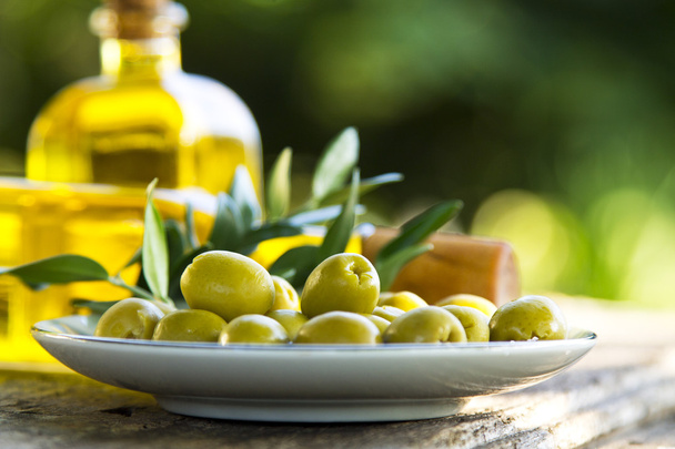 bowl of olives with green branches - Fotoğraf, Görsel