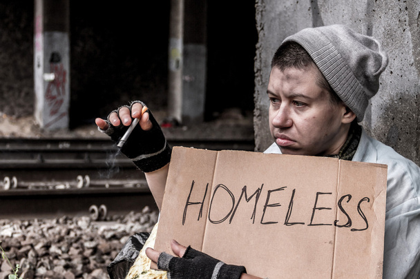 Obdachlose raucht - Foto, Bild