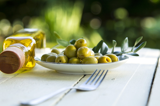 bowl of olives with green branches - Foto, Imagem