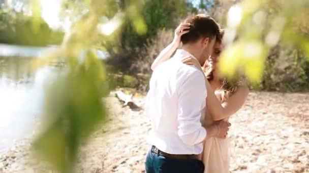 Noiva e noivo abraçar uns aos outros
 - Filmagem, Vídeo