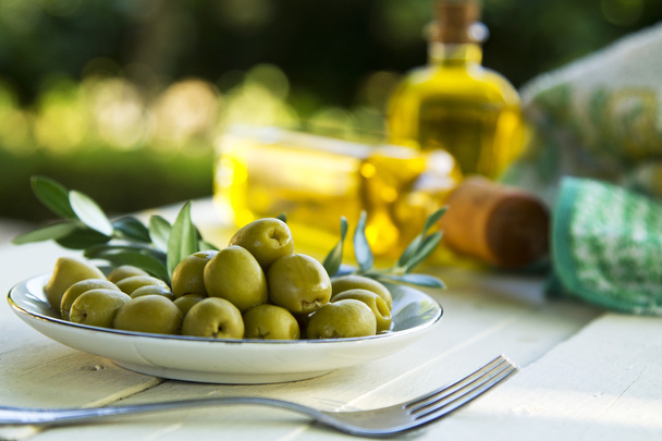 bowl of olives with green branches - Zdjęcie, obraz