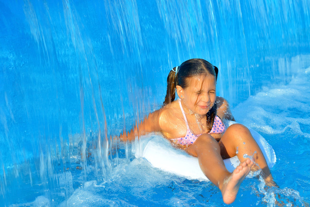 дитина в басейні
 - Фото, зображення