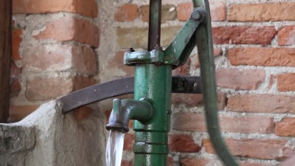 pompe manuelle pour vieux puits d'eau
 - Séquence, vidéo
