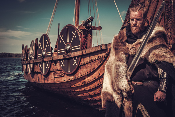 Viking savaşçı kılıç ve Drakkar üzerinde deniz kıyısına yakın duran kalkan. - Fotoğraf, Görsel