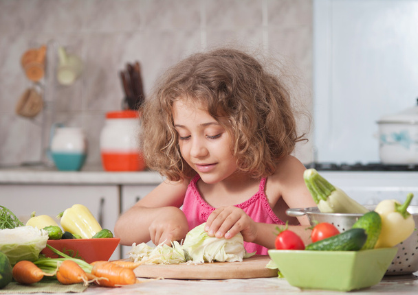 Fille préparant des aliments sains
 - Photo, image