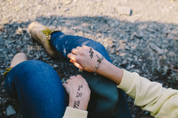 руки молода жінка з написами Менді "Viva la Vida" і treble clef підписати - Фото, зображення