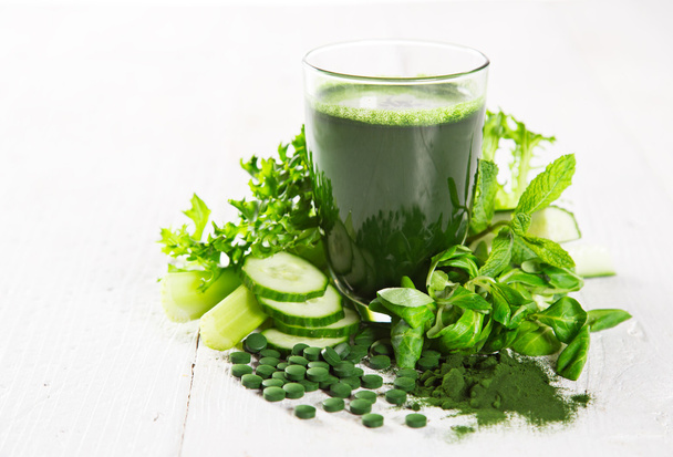 Healthy green vegetable juice. - Foto, Bild