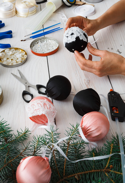 Luova diy craft harrastus. Käsintehty joulukoriste, pallot ja seppele
 - Valokuva, kuva