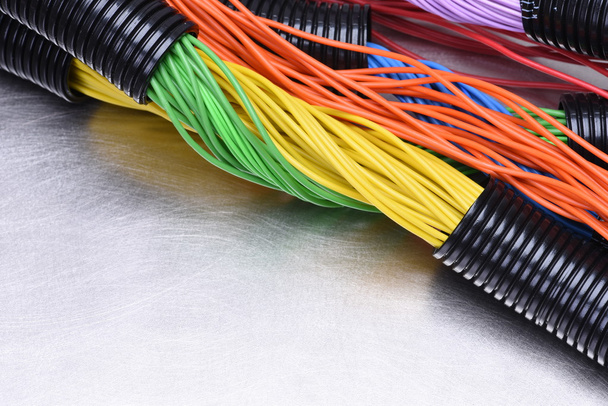 Elektrische kabels van gegolfd buizen - Foto, afbeelding