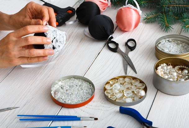 Креативне хобі ремесел. Різдвяні прикраси ручної роботи, кульки та гірлянди
 - Фото, зображення