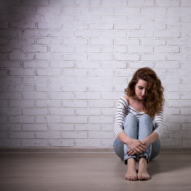 depressie en eenzaamheid - ongelukkige vrouw zittend op de vloer-o - Foto, afbeelding