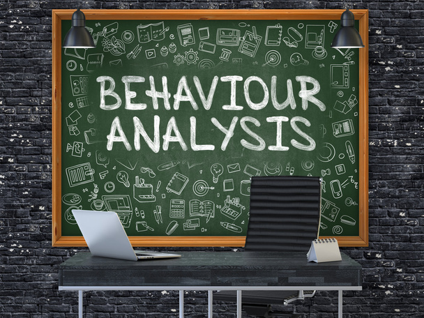 Chalkboard na parede do escritório com conceito de análise de comportamento. 3D
. - Foto, Imagem