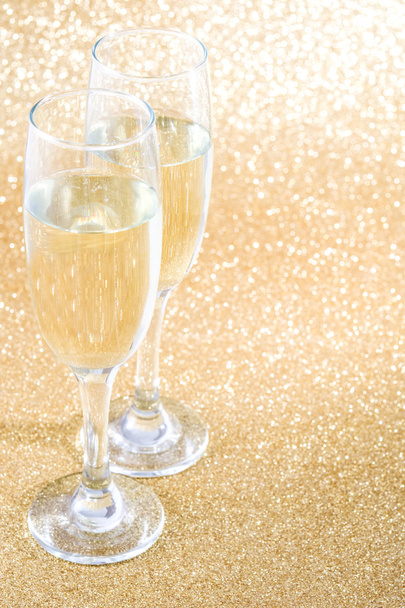Champagnerglasbecher auf goldenem Hintergrund - Foto, Bild