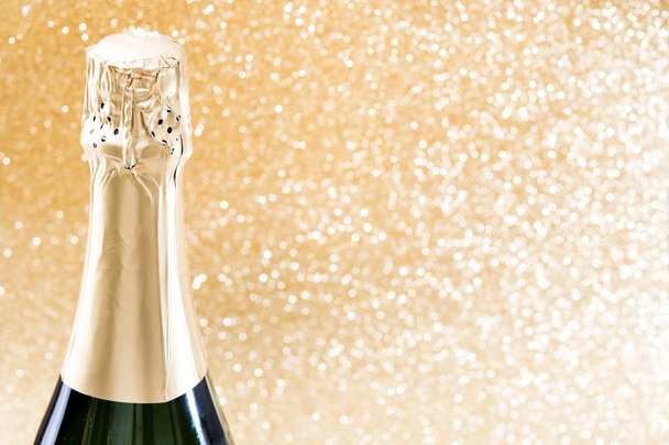 Garrafa de champanhe no fundo dourado brilhante
 - Foto, Imagem