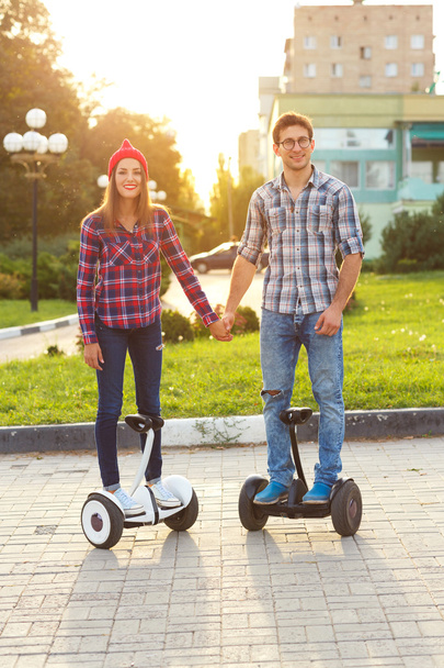 Un jeune couple en hoverboard scooter électrique, personnel
  - Photo, image