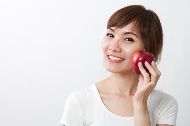 sana donna asiatica con mela rossa
 - Foto, immagini