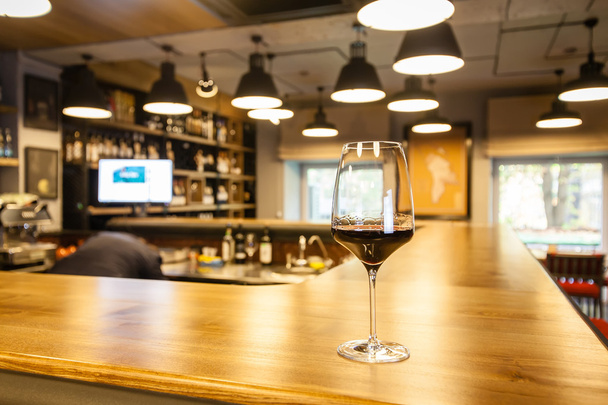 glas wijn in een bar - Foto, afbeelding