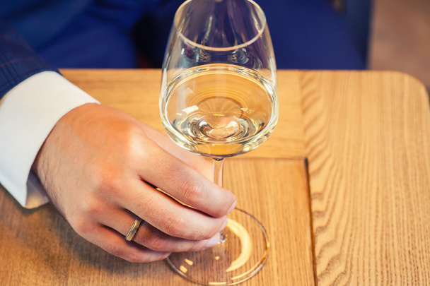 Питьевое белое вино
 - Фото, изображение