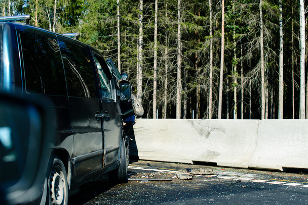 liikenneonnettomuuden seuraukset
 - Valokuva, kuva