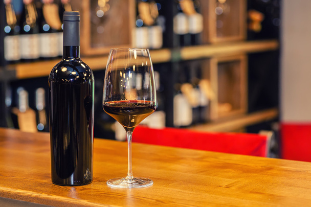 красное вино в баре - Фото, изображение
