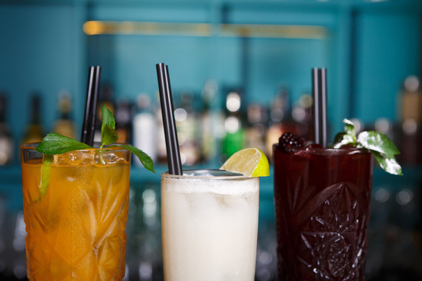 Cocktails exotiques créatifs non alcoolisés dans un bar de boîte de nuit
 - Photo, image