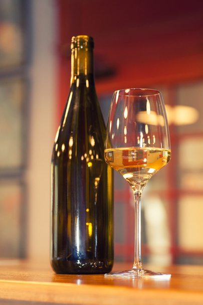Белое вино в баре
 - Фото, изображение