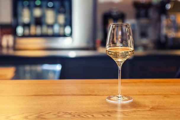 Λευκό κρασί σε ένα μπαρ - Φωτογραφία, εικόνα