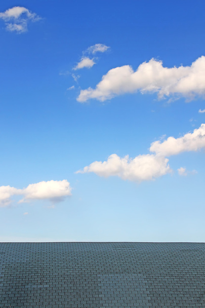曇りの素晴らしい青空と青い屋根カバー - 写真・画像
