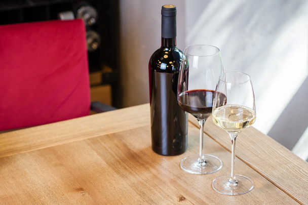 El vino sobre la mesa
 - Foto, Imagen