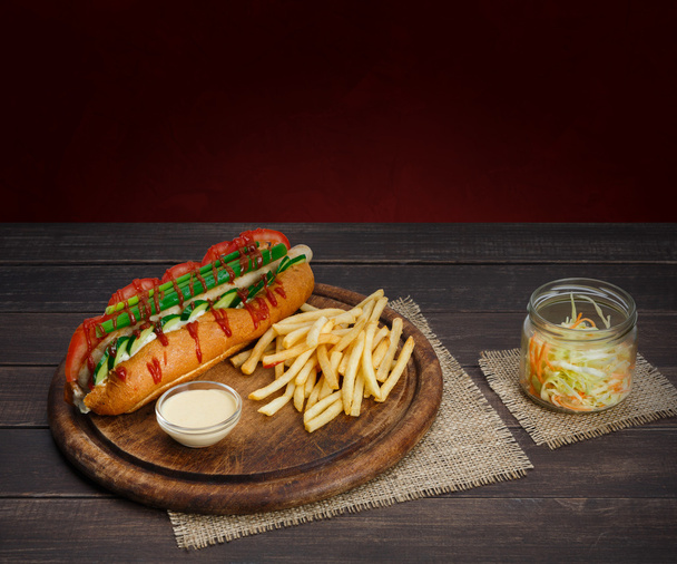 Amerikai élelmiszer - klasszikus hot dog burgonya sültkrumpli chips - Fotó, kép