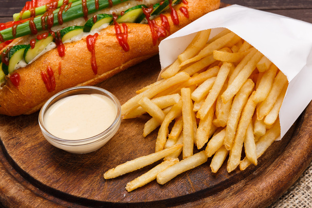 Американський харчування - класичний хот-дог з картоплею фрі чіпси - Фото, зображення