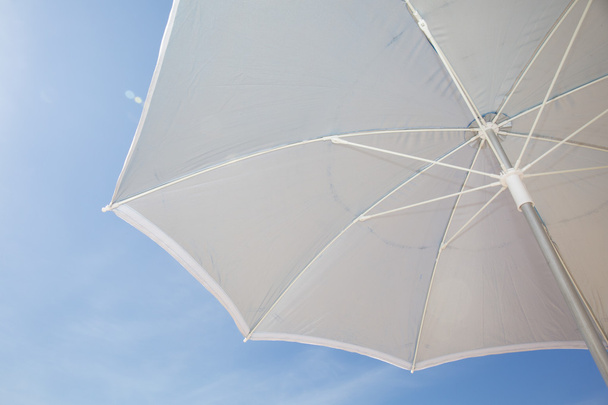 Pod šedý slunečník do otevřeného slunečník proti modré obloze slunečno - Fotografie, Obrázek