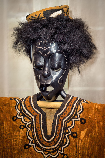 Máscara negra tradicional africana de madera y una camisa de cannabis
. - Foto, imagen
