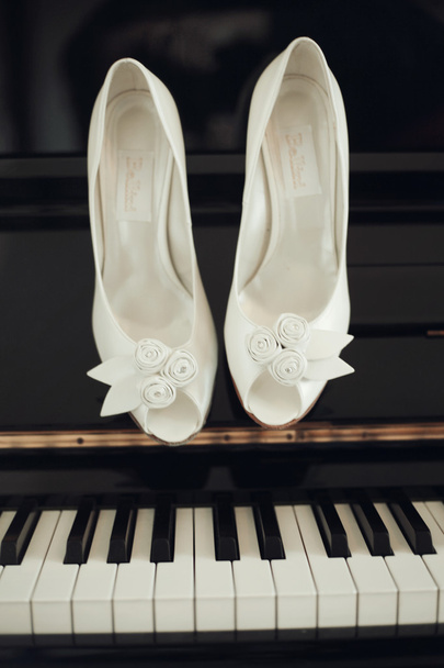 Scarpe da sposa bianche su pianofort - Foto, immagini