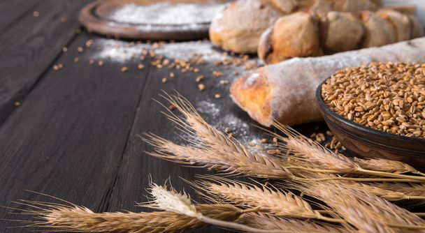 Хлібне пекарське тло. Склад хліба з коричневої та білої пшениці
 - Фото, зображення